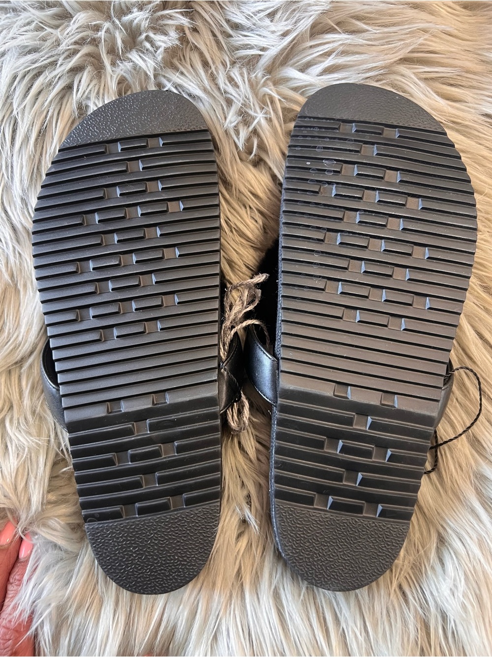 NWT Roam furry love cloud sandal - Picture 3 of 4